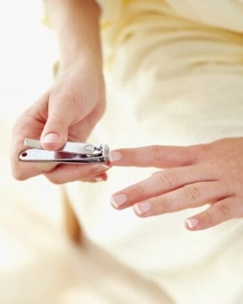 Cortar as Unhas à Noite Prejudica? Compreenda esse Mito