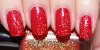 Deslumbre com Elegância: Unha Vermelha com Glitter Dourado
