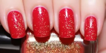 Deslumbre com Elegância: Unha Vermelha com Glitter Dourado