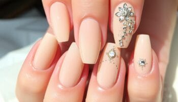 Unhas Decoradas Bege: Inspirações de Cores, Esmaltes e Nail