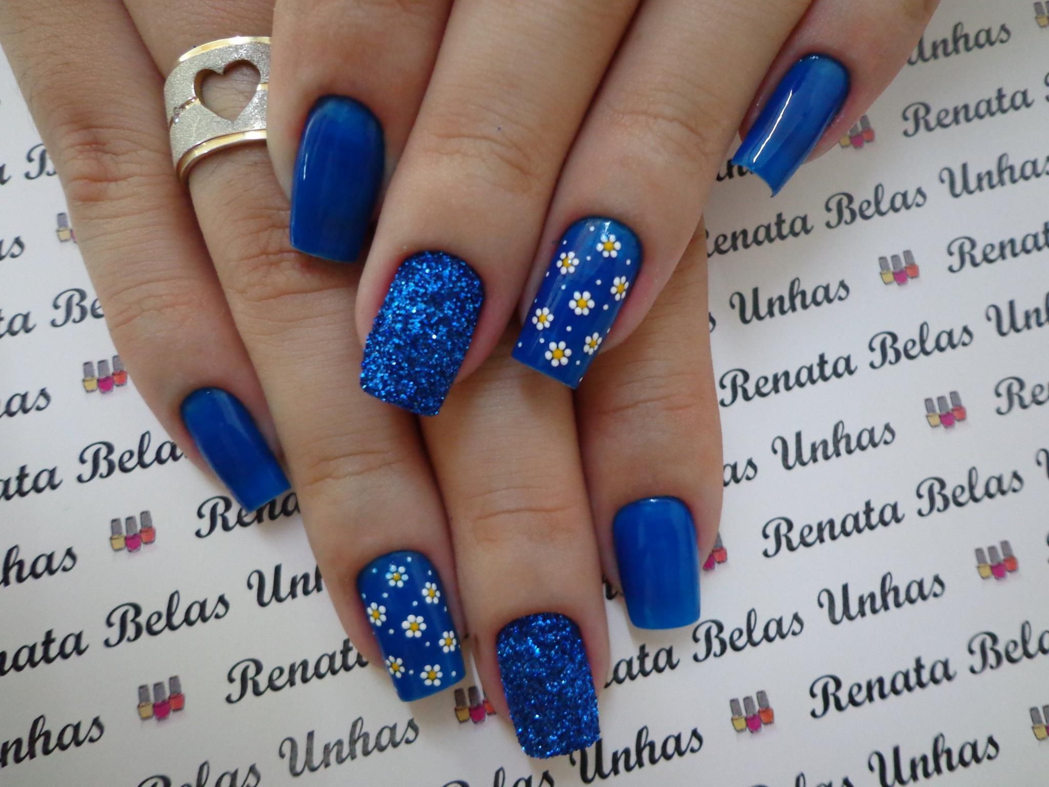 Unhas Decoradas em Azul Escuro