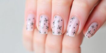 Unhas com esmalte em gel e desenhos pequenos