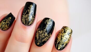 Unhas pretas com glitter dourado: elegância nas mãos