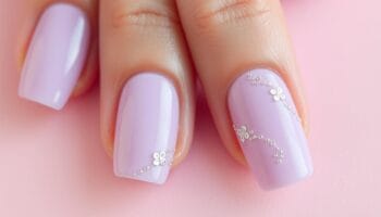 Como fazer unhas lilás claro perfeitas em casa