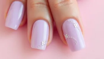 Como fazer unhas lilás claro perfeitas em casa
