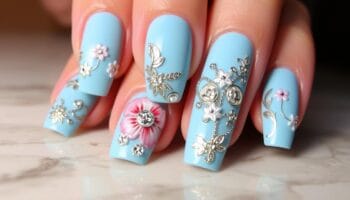 Unhas decoradas azul claro: Aprenda passo a passo