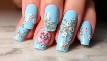 Unhas decoradas azul claro: Aprenda passo a passo