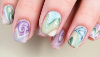 Aprenda a fazer unhas marmorizadas em casa em 5 passos