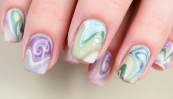 Aprenda a fazer unhas marmorizadas em casa em 5 passos