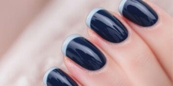 Unha Azul Escuro com Francesinha: Clássico e Moderno Juntos