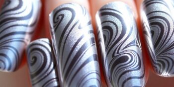 Unhas com esmalte magnético prateado