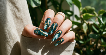 Passo a passo de unha marmorizada com água e esmalte comum